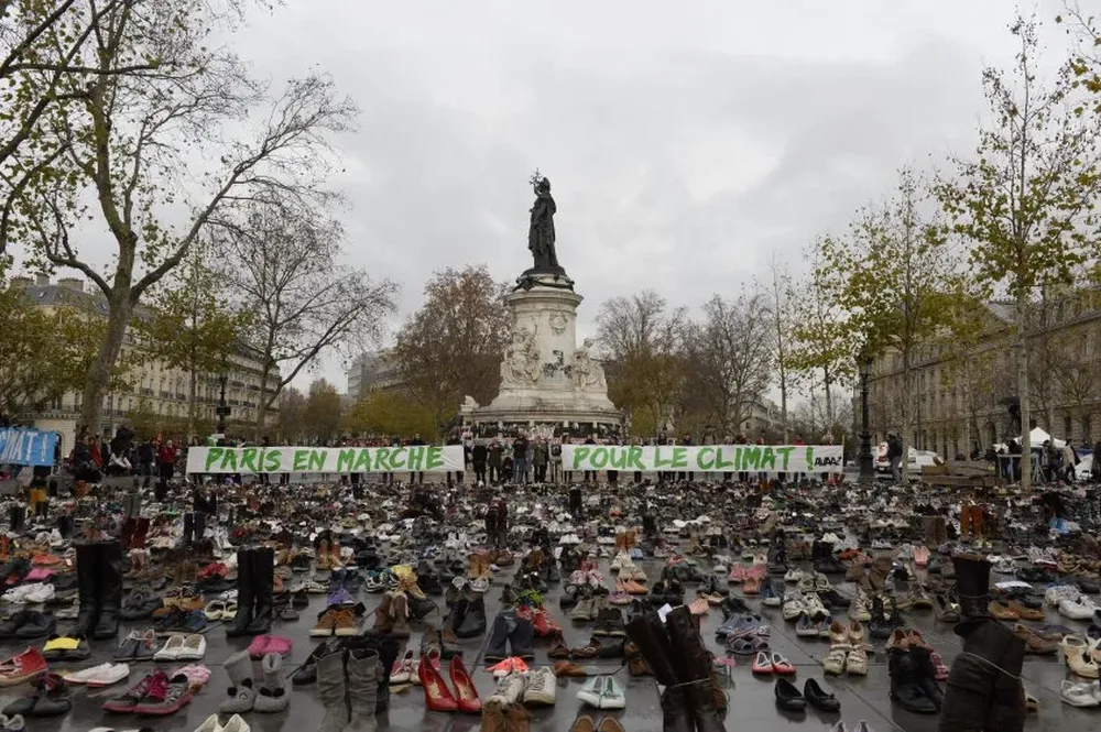 Plaza de la República en París cubierta de zapatos para simbolizar a todos los que, por la prohibición derivada del estado de emergencia, no habían podido manifestarse por el cambio climático.