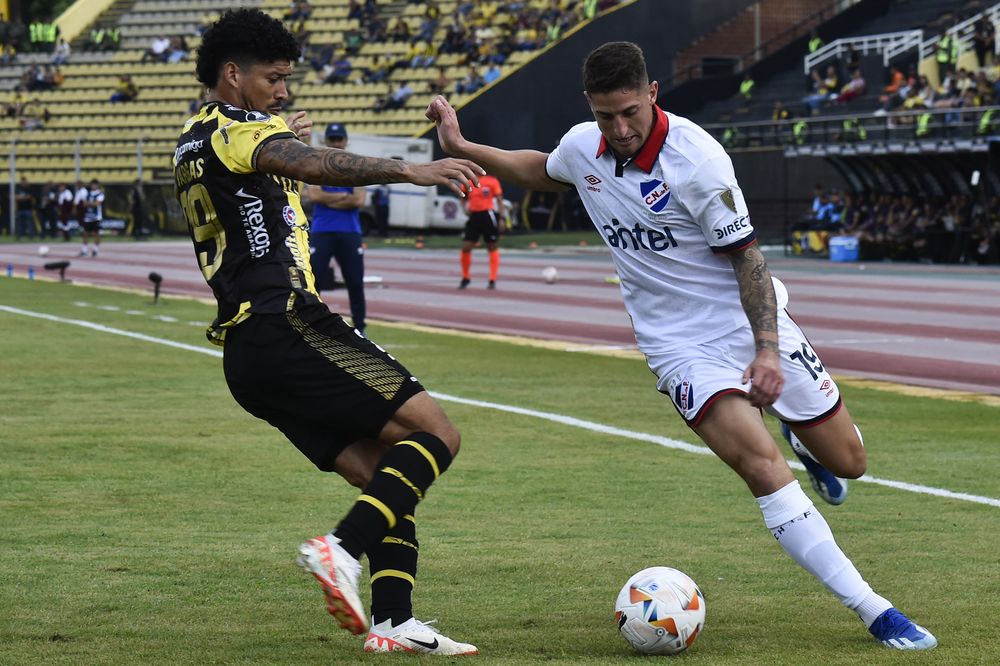 Jefre Vargas de Deportivo Táchira ante Gastón González de Nacional