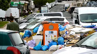 Basura amontonada junto a los contenedores durante la huelga de basuras en A Coruña