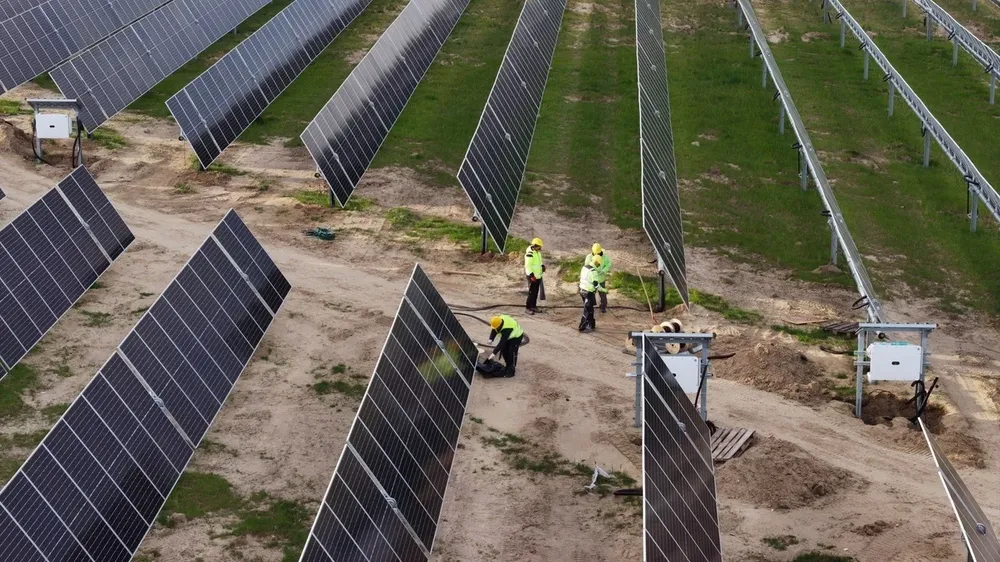 Apple invierte en energía solar en España con una planta de 105 MW en Segovia.