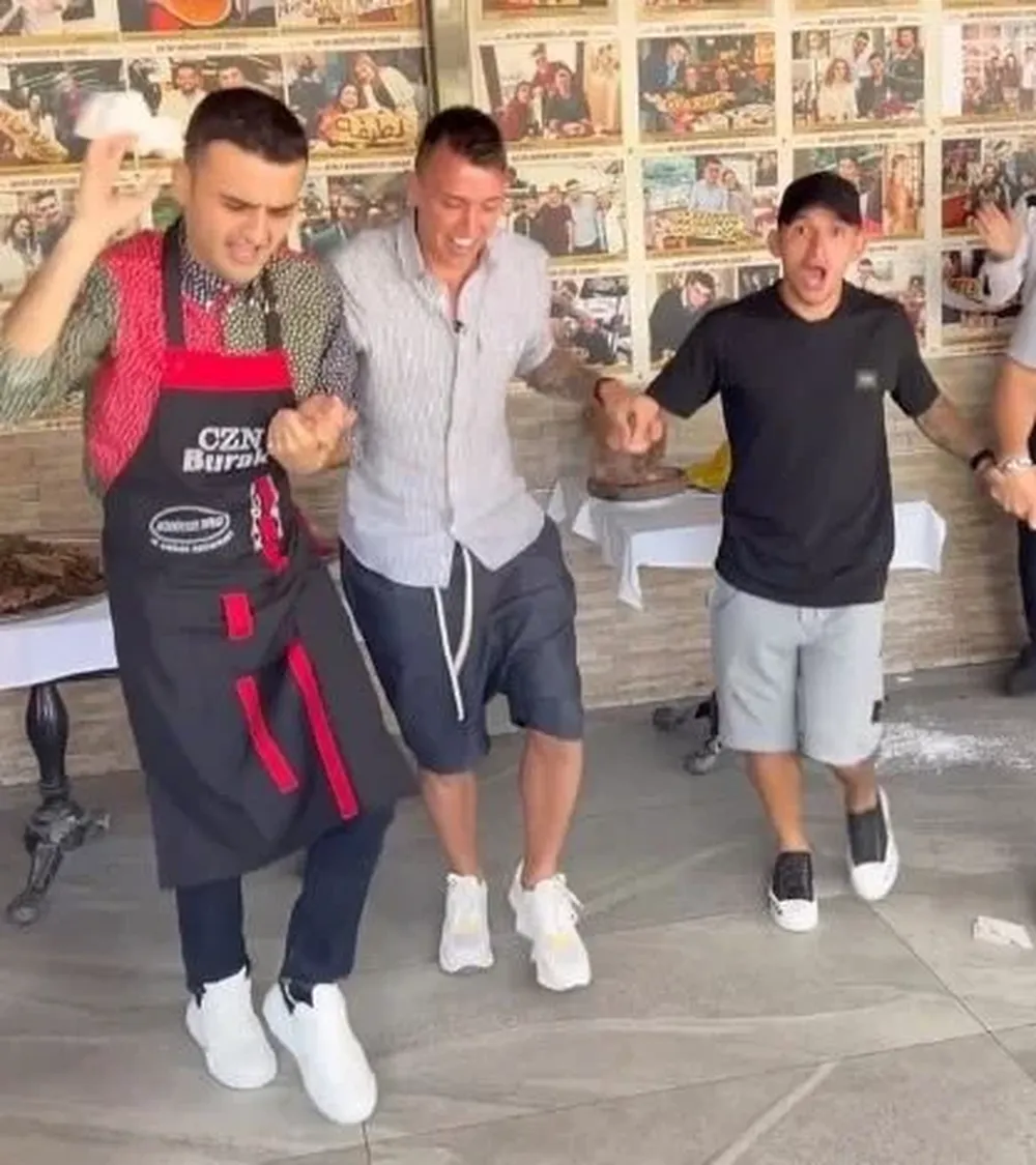 Los futbolistas uruguayos Fernando Muslera y Lucas Torreira se divirtieron con el influencer turco CZN Burak