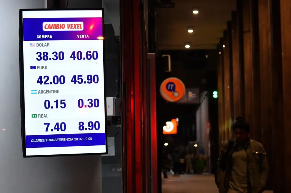 El dólar avanzó 1% en la operativa mayorista de este miércoles.