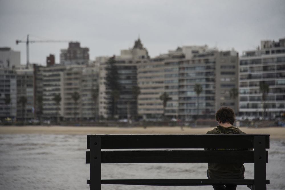 20241014 Vista de la rambla de Montevideo, estado del tiempo, día nublado.
