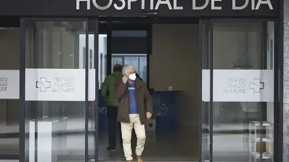 Un hombre sale con mascarilla del Hospital Álvaro Cunqueiro de Vigo