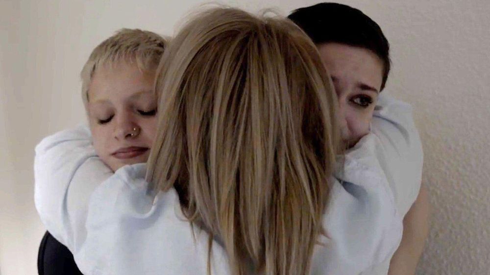 Tamuna ya había ayudado a reunir a otras familias a través de un grupo de Facebook, entre ellas las gemelas idénticas Ano (izquierda) y Amy (derecha) y su madre biológica Aza (derecha), que fueron robadas, separadas y vendidas al nacer.