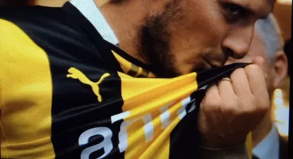 Forlán besó el escudo de Peñarol