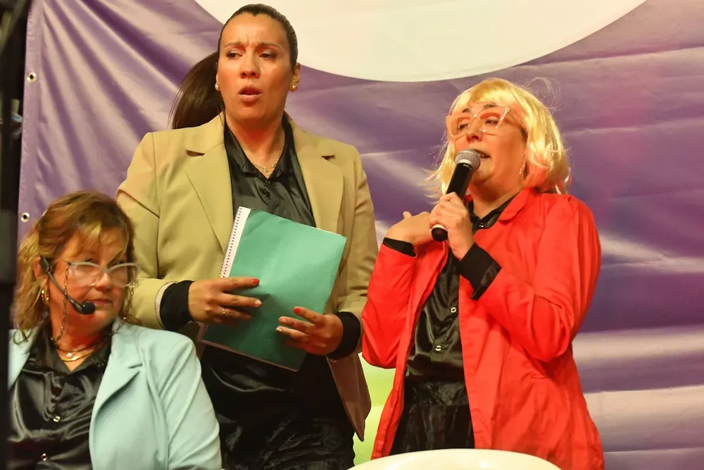 Intergantes de Los Chobys en el tablado de la Plaza 1º de Mayo.