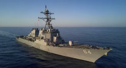 : Una coalición de fuerzas navales de varios países se despliega en el Mar Rojo para proteger el tráfico marítimo amenazado por los hutíes.