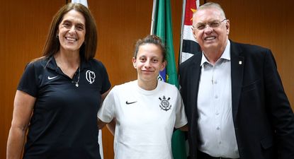Belén Aquino con las autoridades de Corinthians de fútbol femenino, tras firmar su pase al tricampeón de la Copa Libertadores de América