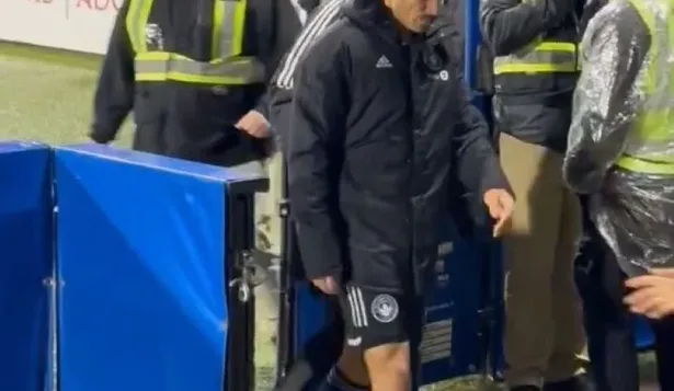 Matías Cóccaro salió con una lesión en la rodilla derecha