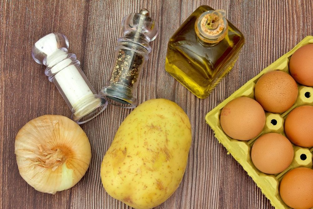 Todos los ingredientes que lleva la tortilla de papa.