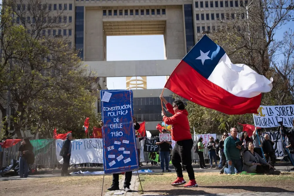 Activistas medioambientales en una protesta contra el TPP11 a las afueras del Congreso Nacional en Valparaíso, Chile