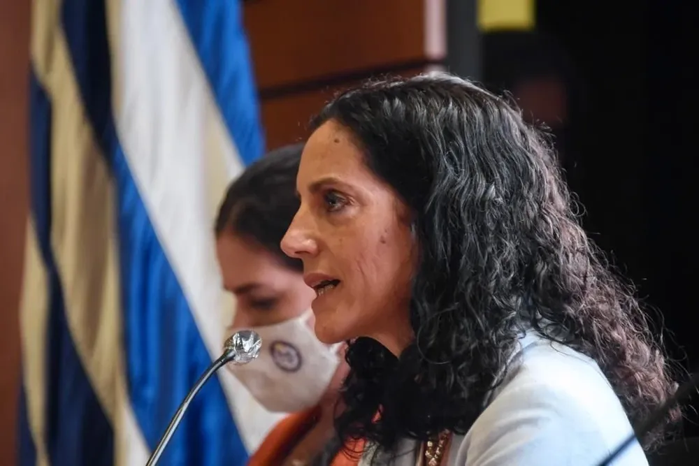 La ministra Azucena Arbeleche durante la conferencia.