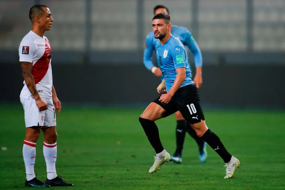 Giorgian De Arrascaeta celebra tras anotarle a Perú en el anterior encuentro entre ambas selecciones