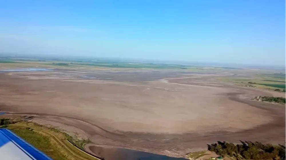 Increíble imagen de la laguna de Gómez seca por completo