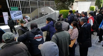 Colas en Bolivia para acceder a dólares