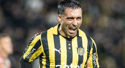 Walter Báez celebra el 2-0 de Peñarol ante Rampla