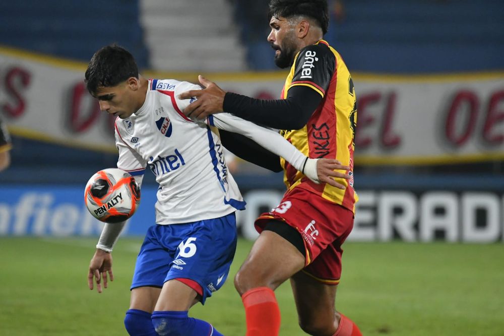 Nicolás Olivera de Progreso marca a Lucas Villalba de Nacional en el Torneo Intermedio