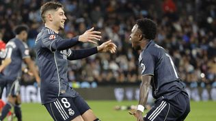 El mediocampista de Real Madrid Federico Valverde celebra su gol, segundo del equipo blanco, durante el partido de la jornada 27 de LaLiga que Celta de Vigo y Real Madrid disputan este viernes en el estadio de Balaídos, en Vigo, junto a Vinícius Jr.