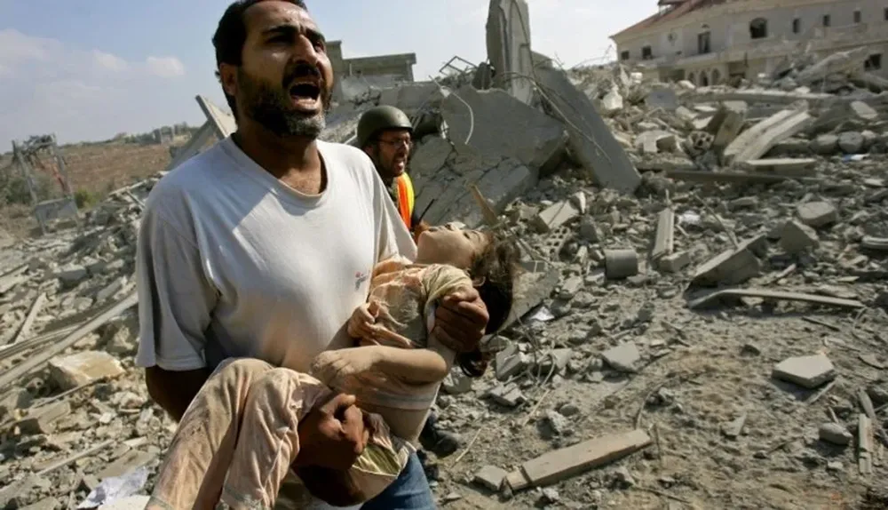 Un palestino de Gaza carga a un niño luego de un ataque aéreo de Israel