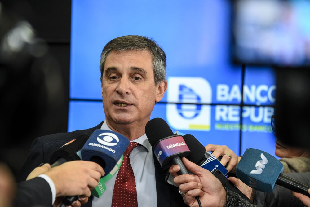 20250806 Álvaro García. Presentación BROU a mano. Brand studio.