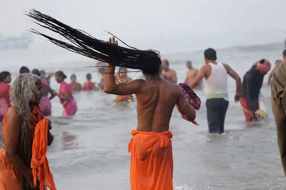 India- Un monje hindú toma un baño sagrado en la desembocadura del río Ganges