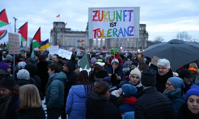 “No al AfD”, Tolerancia es futuro y Derechos humanos en vez de humanos de derecha fueron algunas las consigna que enarbolaron los manifestantes.