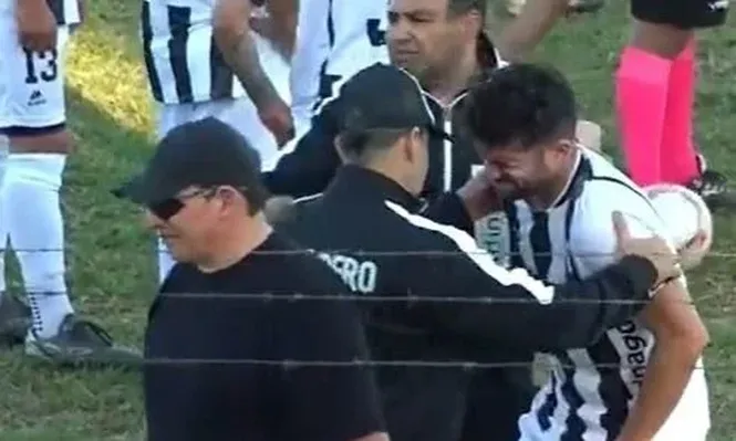 Así se levantó Sabarrós tras la patada.