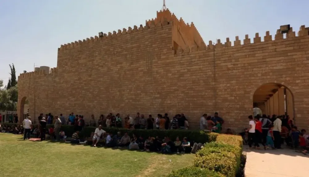 Iraquíes cristinaos que huyeron de los yihadistas, se resguardan en una iglesia
