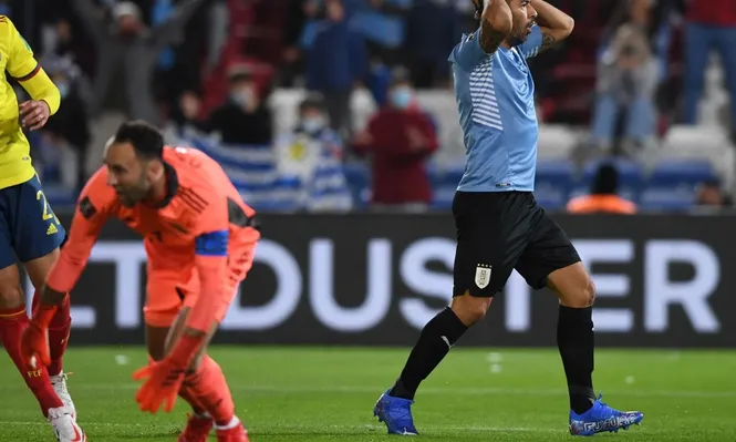 Luis Suárez sufre tras marrar uno de los tres goles que pudo convertir este jueves ante Colombia en el Parque