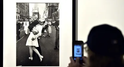La fotografía ha aparecido en exposiciones alrededor del mundo y se ha reproducido en postales, láminas y objetos de toda índole.