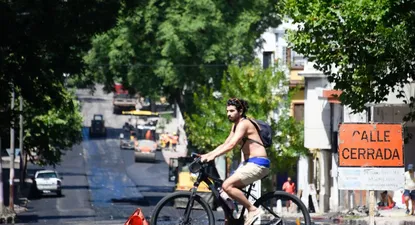 la foto que no cambia con los anos: seis de cada diez calles en montevideo estan mal o regular