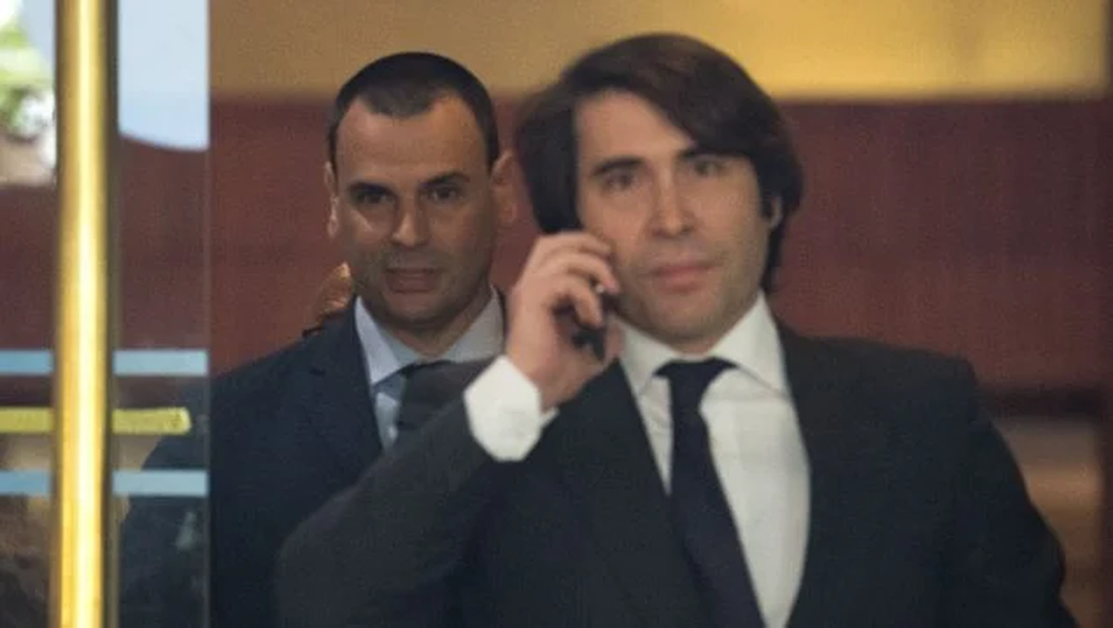 Alberto González Amador junto con uno de sus abogados.