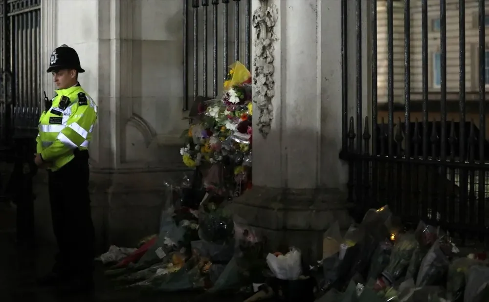 Flores en el Buckingham Palace para rendirle tributo a la reina Isabel II fallecida