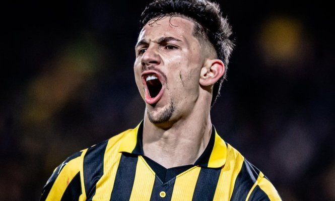 Maximiliano Silvera celebra el gol en Peñarol vs Rampla