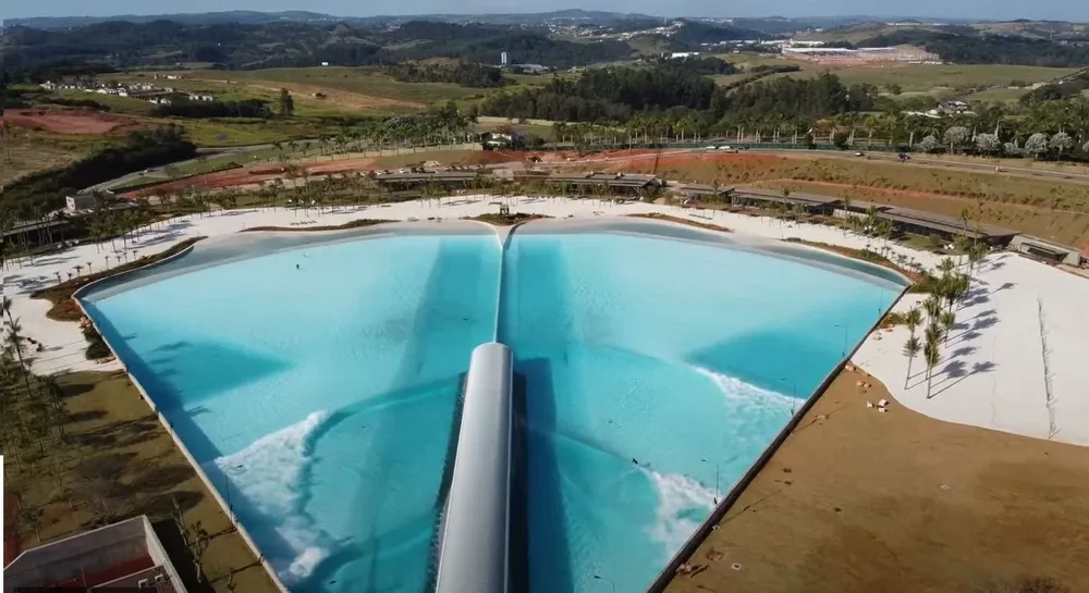 Piscina con olas en barrio privado de Brasil