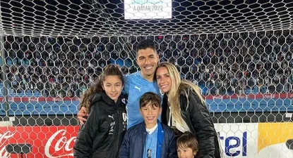Suárez y su familia en su último partido por Eliminatorias en el Estadio