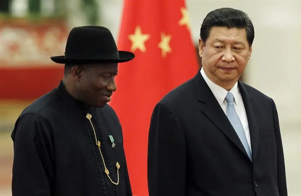 El presidente nigeriano, Goodluck Jonathan, y su homólogo chino, Xi Jinping