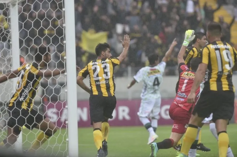 Gastón Rodríguez celebra el 1-0 de Peñarol ante El Tanque Sisley