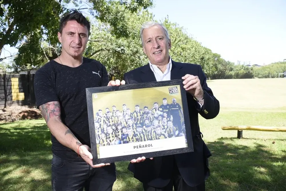 Cebolla Rodríguez y Juan Pedro Damiani recibiendo el premio de Fútbolx100 en la temporada 2017