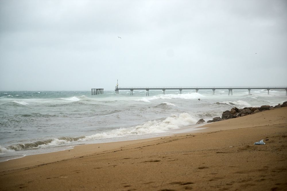 Oleaje en la playa de Badalona afectado por las lluvias.