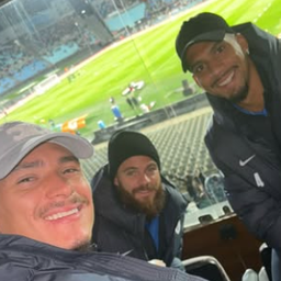 Darwin Núñez, Nahitan Nández y Ronald Araujo vieron el partido en un palco Darwin Núñez, Nahitan Nández y Ronald Araujo vieron el partido en un palco