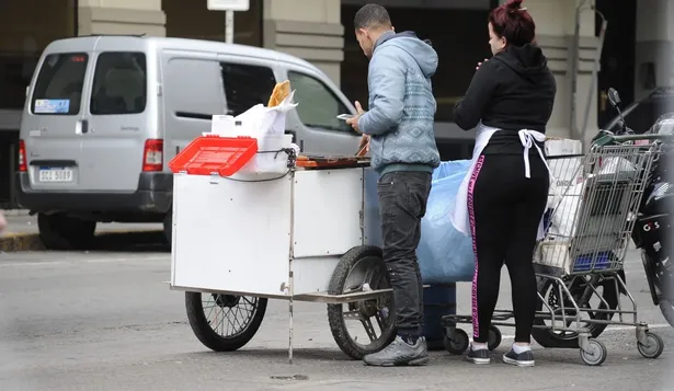 Puesto de venta de tortas fritas en Montevideo.