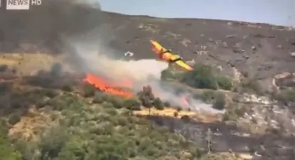 video: el impactante choque de un avion en grecia que combatia incendios