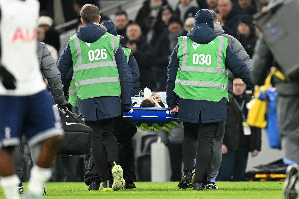 Rodrigo Bentancur se golpeó la cabeza y se lo llevaron en camilla tras 10 minutos de atenderlo en la cancha