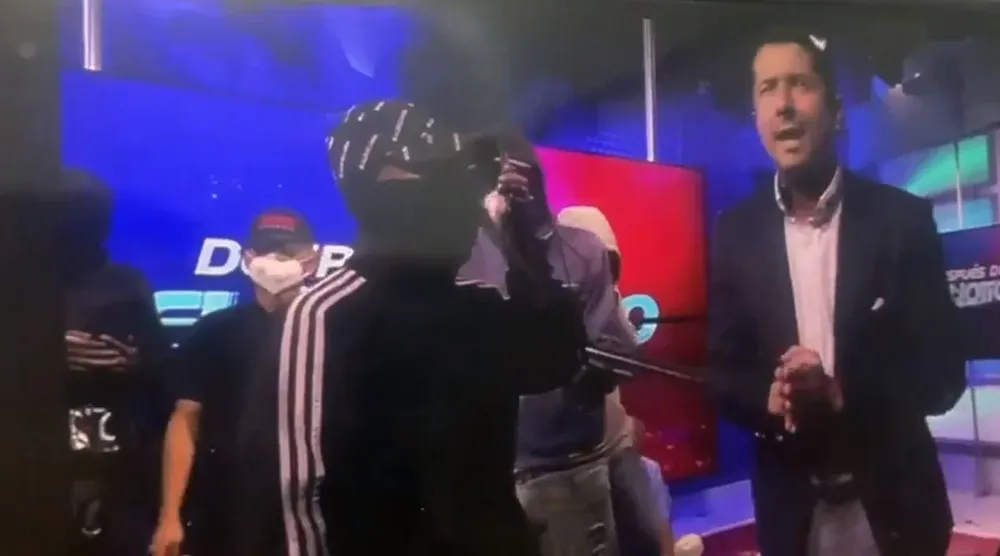 José Calderón en la emisión en vivo de PC Televisión invadida por un grupo narcoterrorista