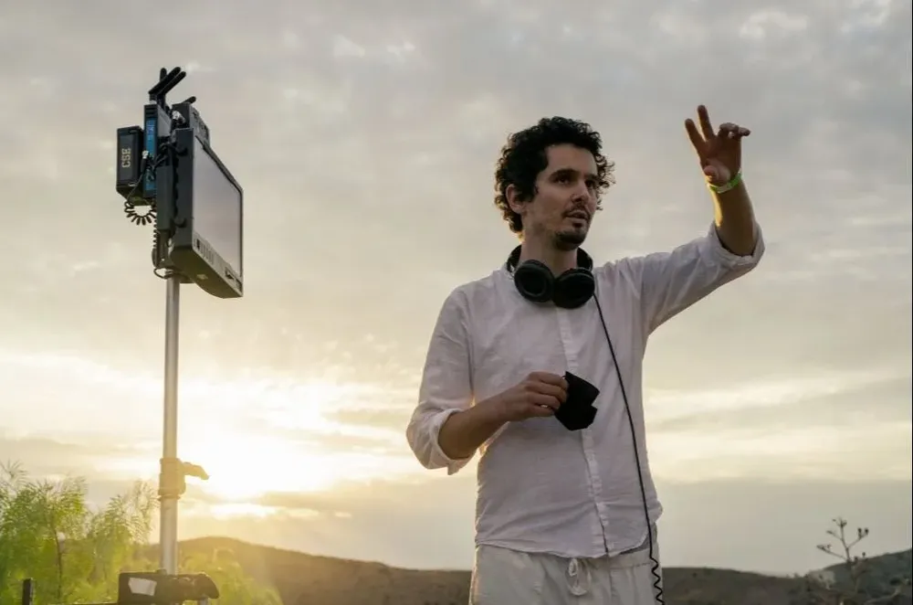 Damien Chazelle en el set de Babylon
