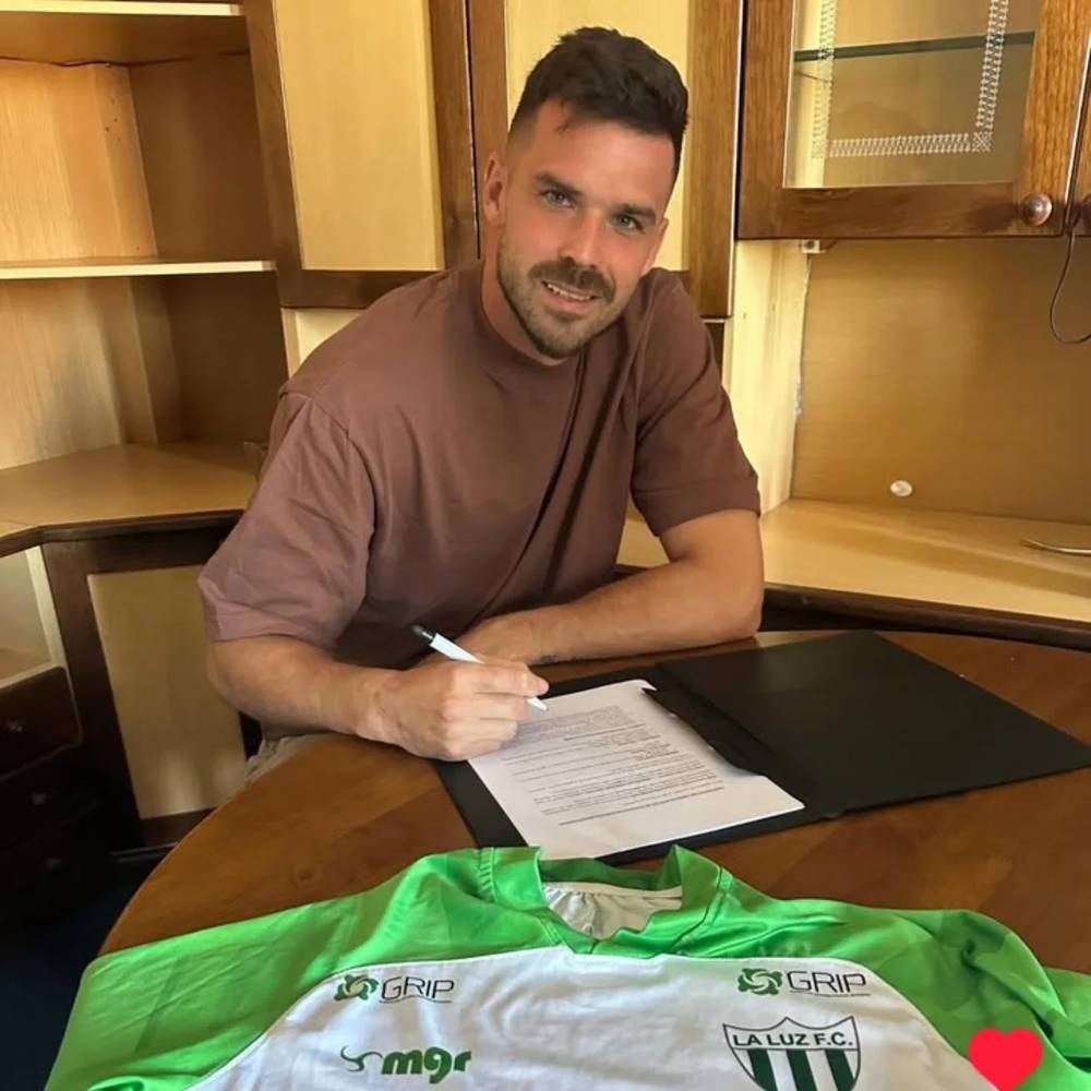 Mauricio Aquino al firmar con La Luz