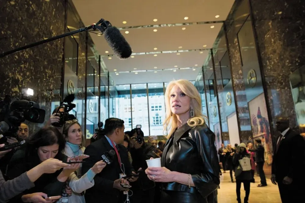 La ex jefa de campaña y actual miembro del equipo de transición, Kellyanne Conway, habló ayer en la Torre Trump con la prensa.