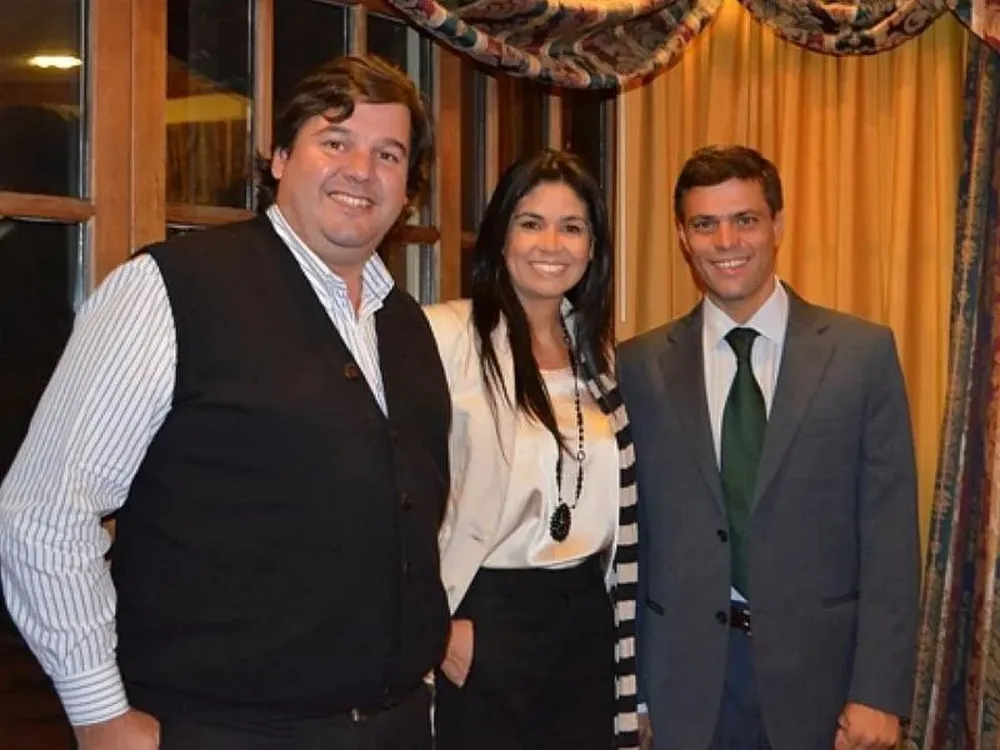 Leopoldo López (der) junto a los nacionalistas Verónica Alonso y Adrián Peña